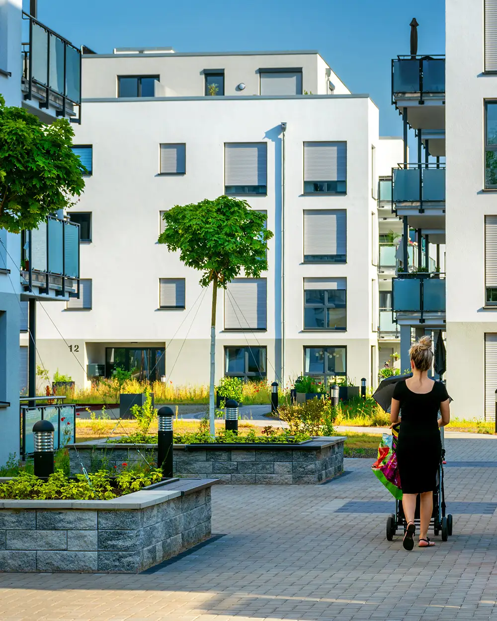 Reinigungskraft reinigt das Treppenhaus einer Wohnanlage